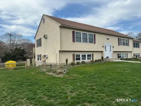 92 Founders Vlg #92, Clinton, CT 06413