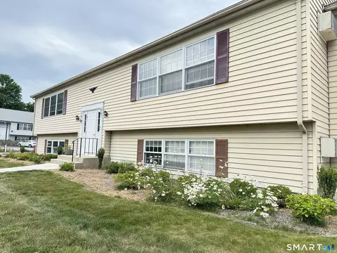 92 Founders Vlg #92, Clinton, CT 06413