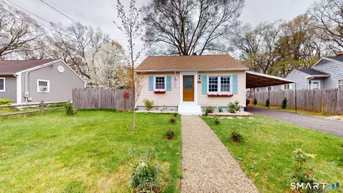 122 Deepwood Dr, Manchester, CT 06040