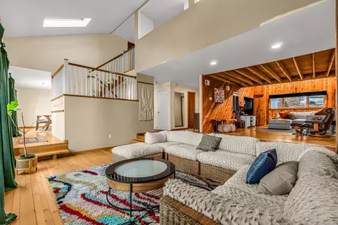 4 Old Gate Ln, Newtown, CT 06470