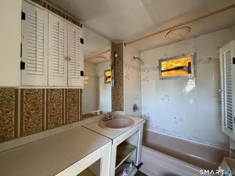 Bath - 14 Mountainview Rd, East Hampton, CT 06424 photo 1 of 1