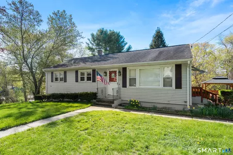 20 Cedar Ln, Uncasville, CT 06382