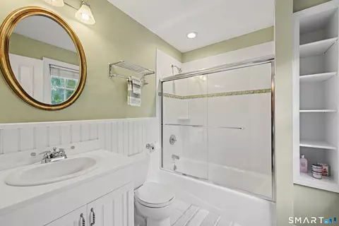 Bath - 281 Newtown Tpke, Redding, CT 06896 photo 3 of 4