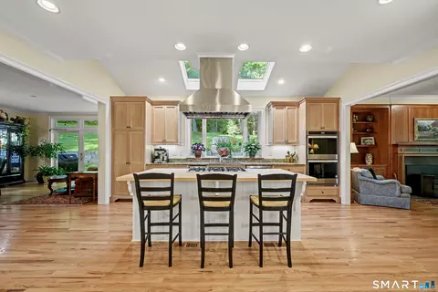 Kitchen - 281 Newtown Tpke, Redding, CT 06896 photo 3 of 3