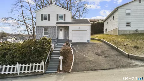 15 Kenneth Cir, Waterbury, CT 06710