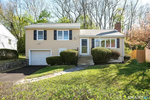 11 Skyline Dr, Danbury, CT 06810