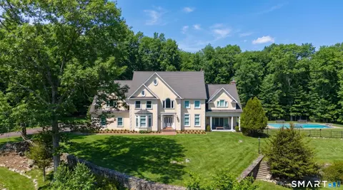 48 Coach Light Dr, Woodbury, CT 06798