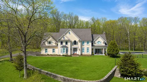 48 Coach Light Dr, Woodbury, CT 06798