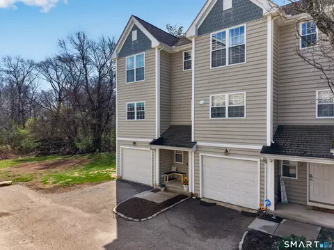 18 Forestview Dr #18, Norwich, CT 06360