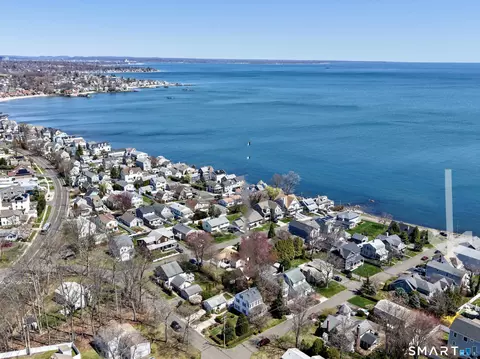 8 Parkland Pl, Milford, CT 06460