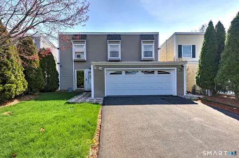 8 Inverness Sq, Middletown, CT 06457