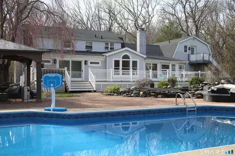 16 Diana Dr, Woodbridge, CT 06525