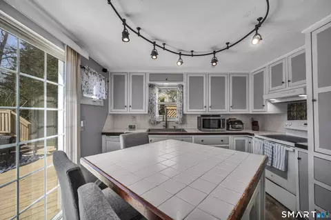Kitchen - 28 Rocky Ledge Dr, Clinton, CT 06413 photo 4 of 5