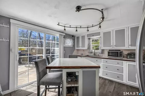 Kitchen - 28 Rocky Ledge Dr, Clinton, CT 06413 photo 2 of 5