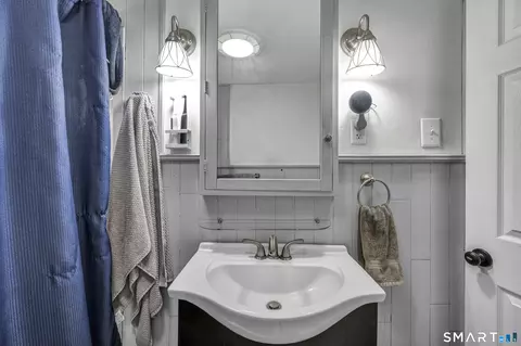 Bath - 28 Rocky Ledge Dr, Clinton, CT 06413 photo 2 of 4
