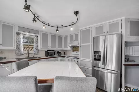 Kitchen - 28 Rocky Ledge Dr, Clinton, CT 06413 photo 3 of 5
