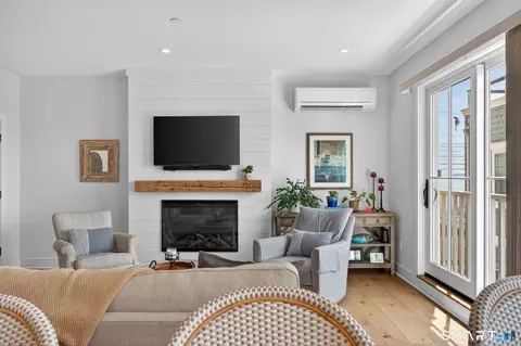 Living - 185 Main St #202, Niantic, CT 06357 photo 3 of 7