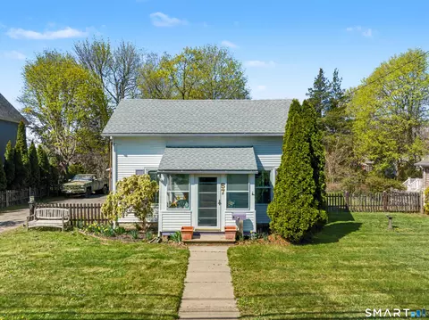 57 Grove St, Clinton, CT 06413