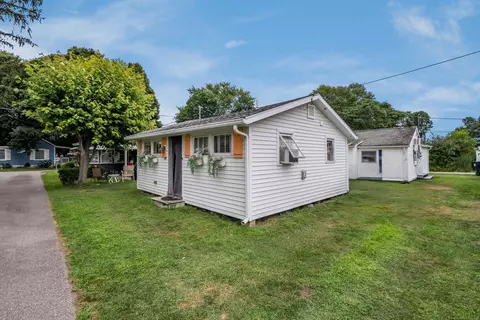 Exterior - 92 Fourth Ave, Madison, CT 06443 photo 2 of 4