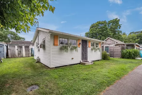 Exterior - 92 Fourth Ave, Madison, CT 06443 photo 1 of 4