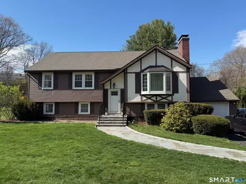 6 Yankee Peddler Path, Madison, CT 06443