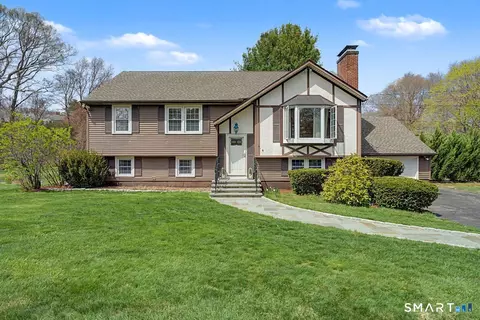 6 Yankee Peddler Path, Madison, CT 06443