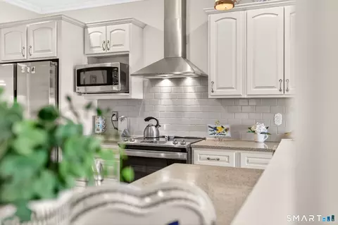 Kitchen - 5 Beaudry Ln, Bloomfield, CT 06002 photo 5 of 6