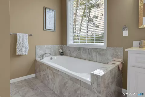 Bath - 5 Beaudry Ln, Bloomfield, CT 06002 photo 3 of 4