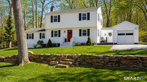 27 Brewster Dr, Gales Ferry, CT 06335