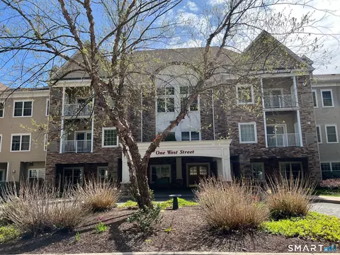 1 West St #223, Simsbury, CT 06070