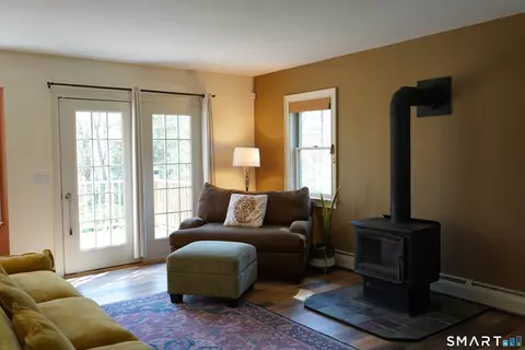 Living - 437 Providence Tpke, Hampton, CT 06247 photo 2 of 4