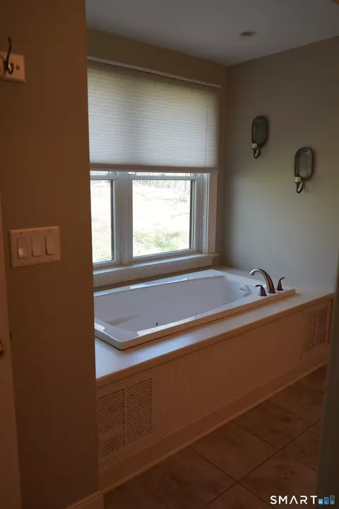 Bath - 437 Providence Tpke, Hampton, CT 06247 photo 3 of 6