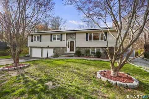 40 Winthrop Pl, Monroe, CT 06468