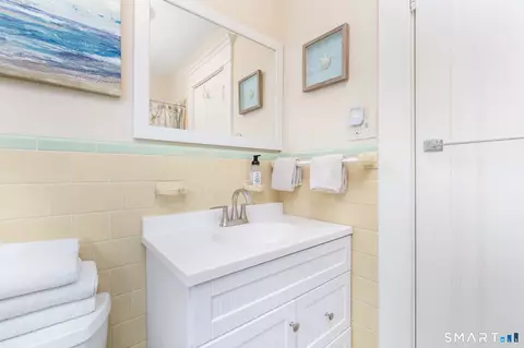 Bath - 75 Harmon St, Hamden, CT 06517 photo 3 of 5