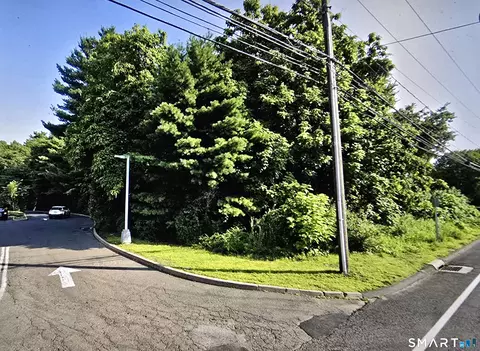 8 Old Windsor Rd, Bloomfield, CT 06002