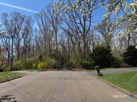 27 Falcon Crest Dr, North Haven, CT 06473