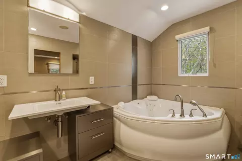 Bath - 239 Wright Rd, Canton, CT 06019 photo 2 of 5