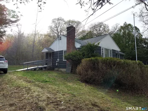 16 Carol Dr, Uncasville, CT 06382