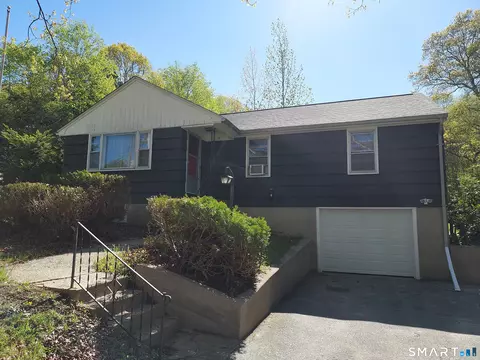 16 Carol Dr, Uncasville, CT 06382