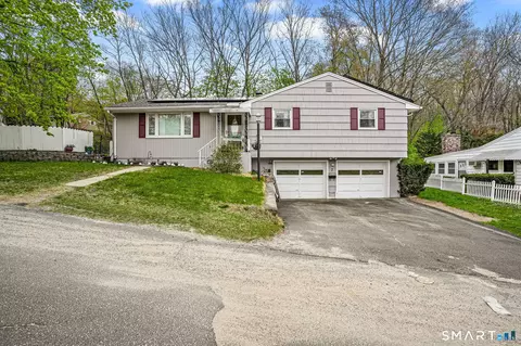 7 Newport Dr, Waterbury, CT 06705
