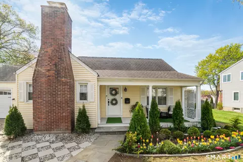 121 Ravencrest Dr, Stratford, CT 06614