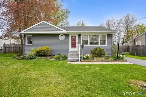 40 Compass Ln, West Haven, CT 06516