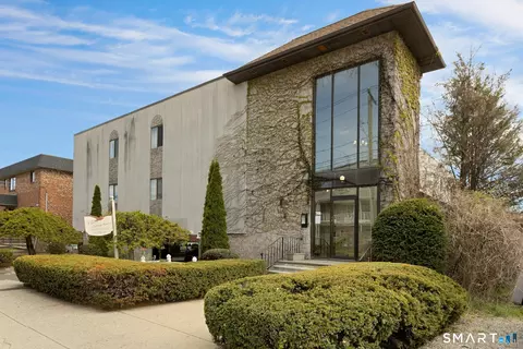 697 Cove Rd #2D, Stamford, CT 06902