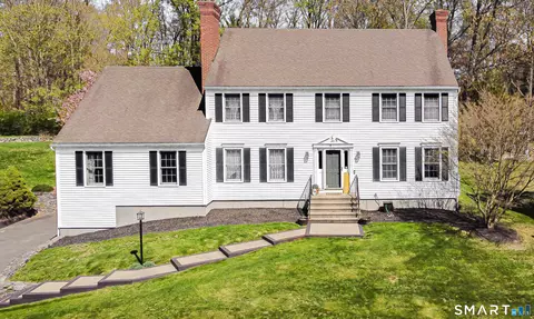 33 Country Club Woods Cir, Waterbury, CT 06708