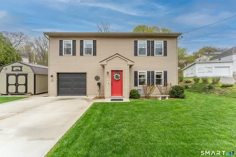 22 Barber St, Putnam, CT 06260