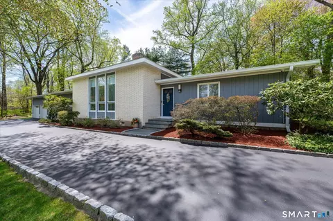 27 Nob Hill Ln, Stamford, CT 06903