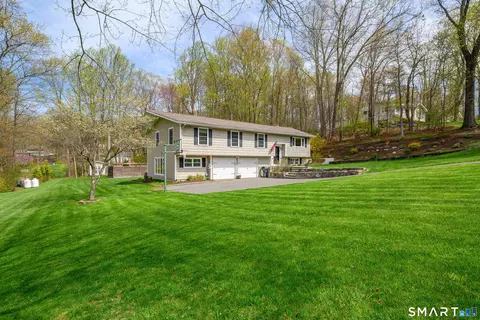 18 Fleetwood Dr, New Fairfield, CT 06812