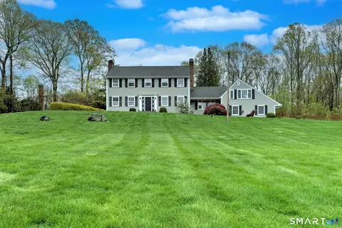 16 Wolf Tree Dr, Woodbridge, CT 06525
