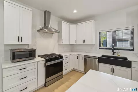 Kitchen - 67 Luca Ln, Wethersfield, CT 06109 photo 2 of 4