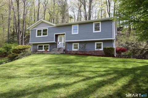 15 Wicks Manor Dr, Danbury, CT 06810
